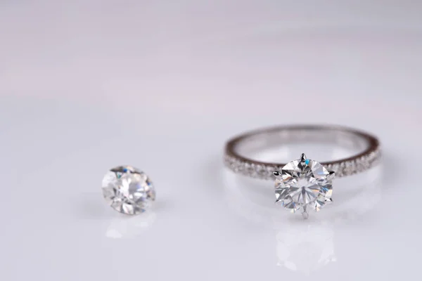 Verlobungsring Und Diamant Auf Weißem Hintergrund — Stockfoto