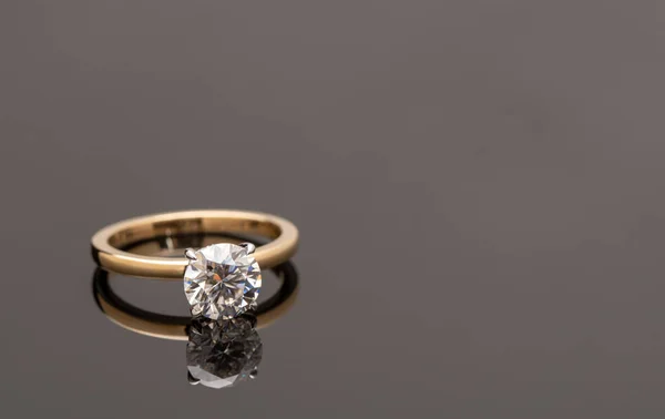 钻石订婚戒指豪华珍贵戒指 — 图库照片