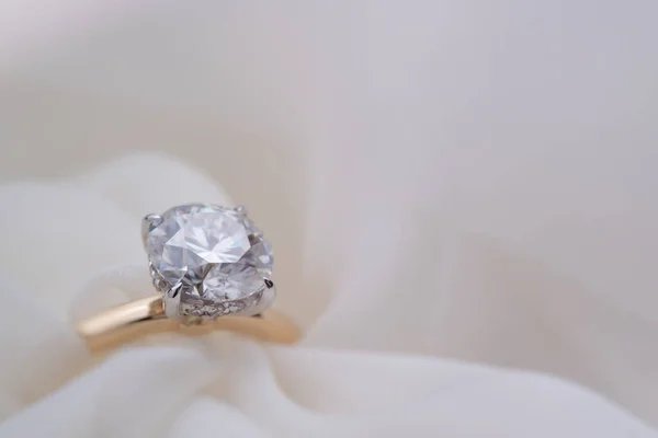 Diamantförlovningsring Lyxig Ädelring — Stockfoto
