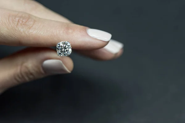 Mão Feminina Segurando Pinças Com Diamante — Fotografia de Stock