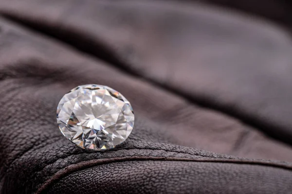 Luxusní Diamant Koženém Pozadí — Stock fotografie