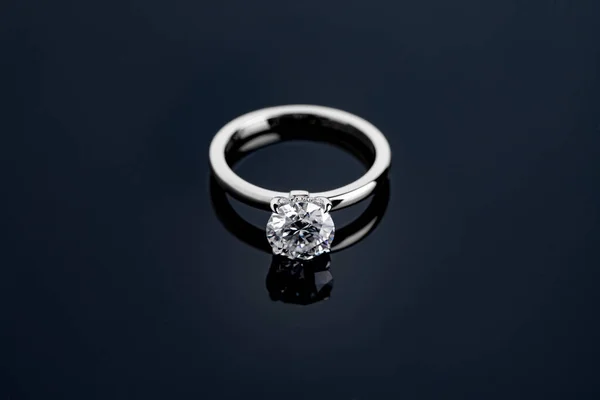 Emerald Ring Black Background — Stockfoto