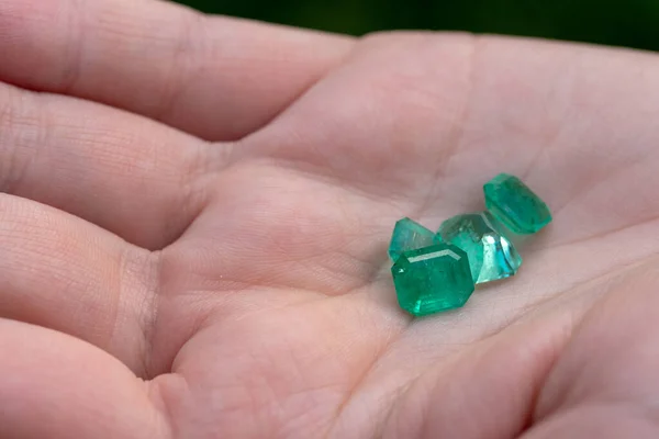 Hands Natural Emerald Gemstones — Fotografia de Stock