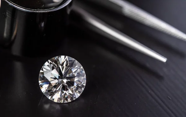 Diamant Luxe Avec Pince Épiler Sur Fond Noir — Photo