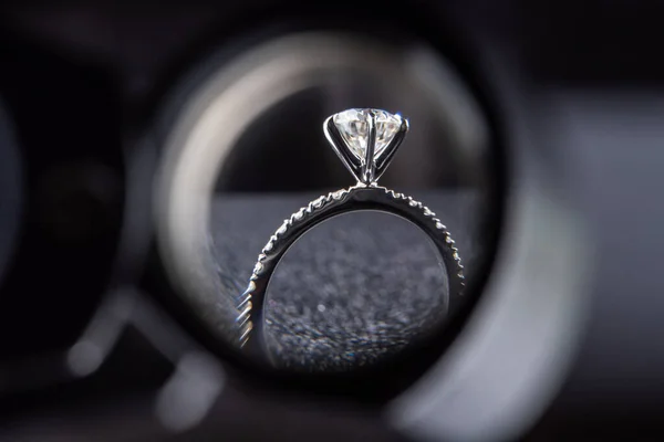 Mücevher Amblemli Nişan Yüzüğü — Stok fotoğraf