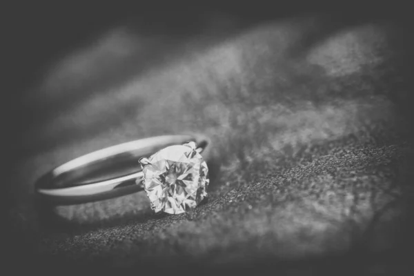 Primer Plano Hermoso Anillo Boda Con Diamante —  Fotos de Stock