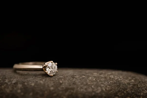 在黑色背景上的订婚钻石戒指 — 图库照片