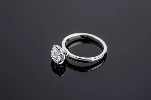 Diamantförlovningsring Lyxig Ädelring — Stockfoto
