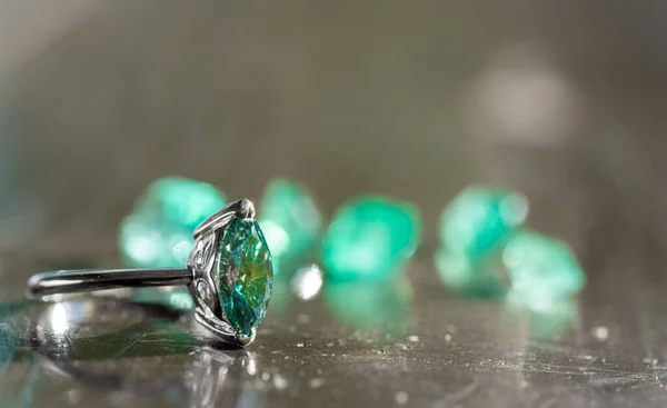 Güzel zümrüt yüzüğe yaklaş