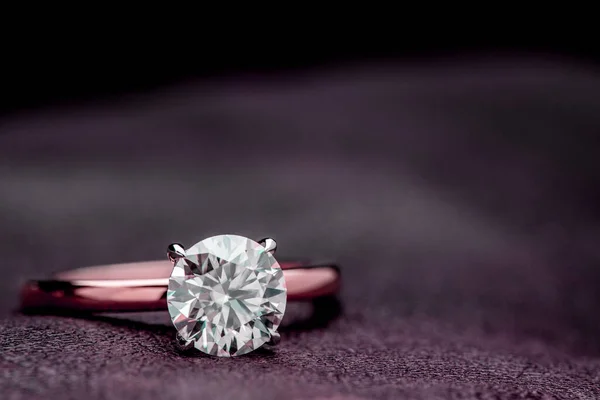 Detailní Záběr Krásného Snubního Prstenu Diamantem — Stock fotografie