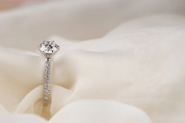 Anel Diamante Noivado Pano Branco — Fotografia de Stock