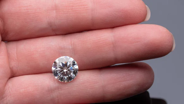 Female Hand Luxury Diamond — 图库照片