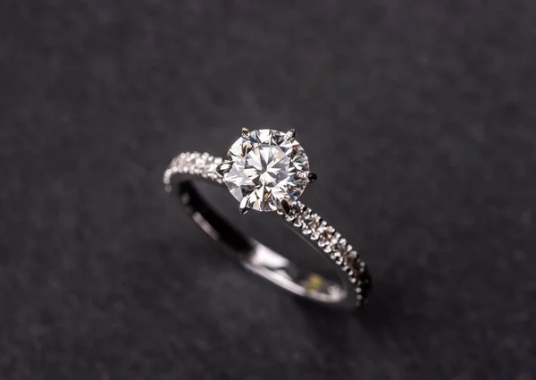 Gyémánt Gyűrű Egy Fekete Háttér — Stock Fotó