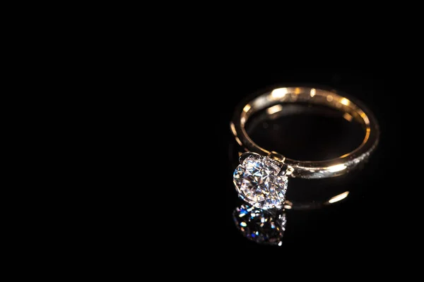 Elmas Nişan Yüzüğü. Lüks Değerli Yüzük