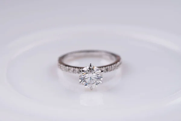 Engagement Diamond Ring White Plate — Stockfoto