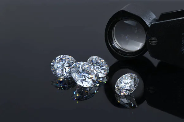 Diamants Bijoux Loupe Sur Fond Noir Réfléchi — Photo