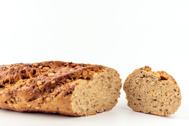 Beyaz arkaplanda dilimlenmiş ekmek