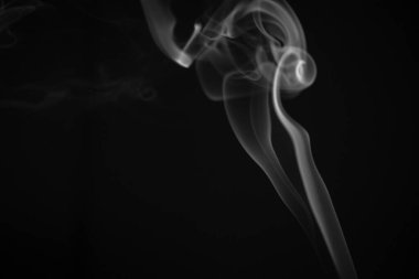 Siyah arkaplanda beyaz duman