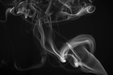 Siyah arkaplanda beyaz duman