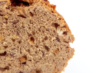 Beyaz arkaplanda bir dilim ekmek