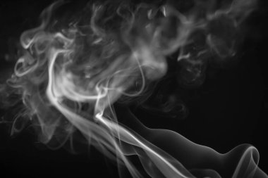 Siyah arkaplanda beyaz duman