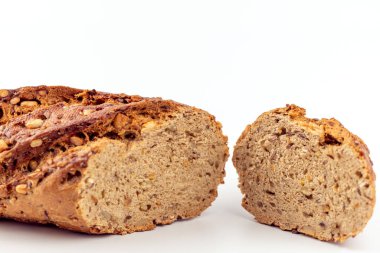 Beyaz arkaplanda dilimlenmiş ekmek