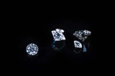 Siyah arkaplanda elmas yüzük