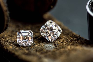 Siyah arkaplanda elmas yüzük