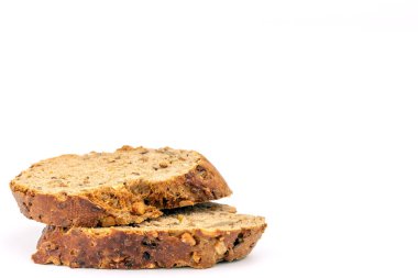 Beyaz arkaplanda izole edilmiş dilimlenmiş ekmek