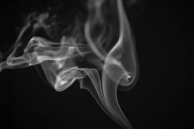 Siyah arkaplanda beyaz duman