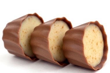 Beyaz arkaplanda çikolata şekerlemeleri