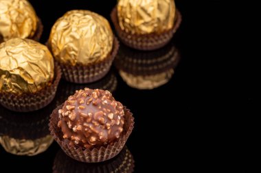 Siyah arka planda çikolatalı pralinler