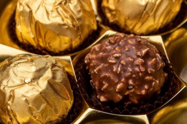 Beyaz arka planda çikolatalı şekerler