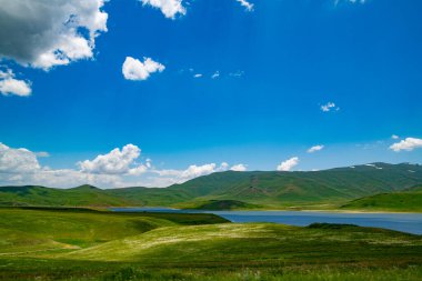 Dağları ve bulutları olan güzel bir manzara
