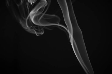 Siyah arkaplanda beyaz duman