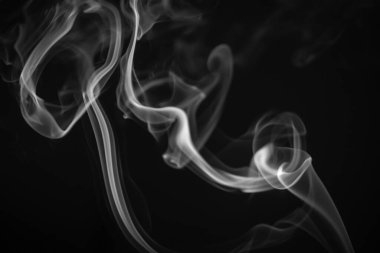 Siyah arkaplanda beyaz duman