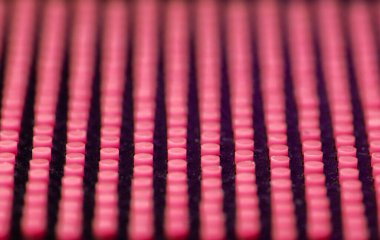 Kırmızı ve beyaz çizgilerin soyut arkaplanı