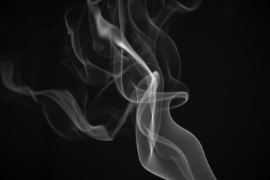 Siyah arkaplanda beyaz duman
