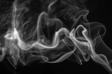 Siyah arkaplanda beyaz duman