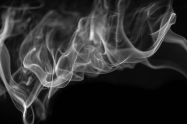 Siyah arkaplanda soyut bir duman