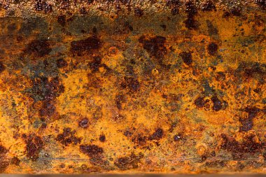 Çizik ve çatlaklarla paslı metal doku.