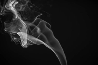 Siyah arkaplanda beyaz duman