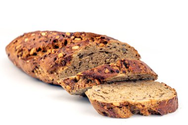 Beyaz arkaplanda susam tohumlu çavdar ekmeği