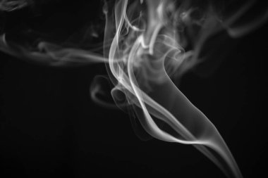 Siyah arkaplanda beyaz duman