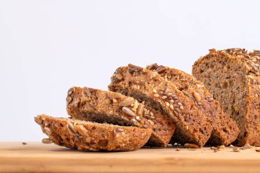 Beyaz arkaplanda dilimlenmiş ekmek