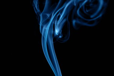 dumanı siyah arkaplanda