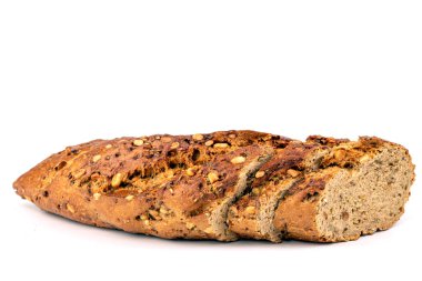 Beyaz arkaplanda izole edilmiş susam tohumlu ekmek