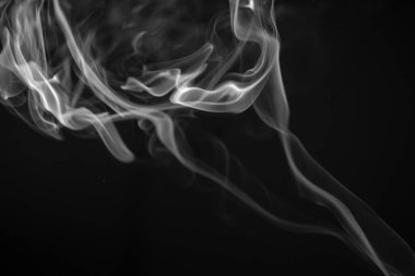 Siyah arkaplanda beyaz duman