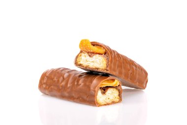Beyaz arka planda izole edilmiş çikolatalı kurabiyeler