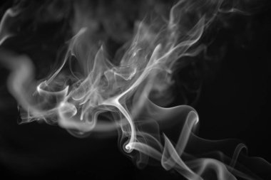 Siyah arkaplanda soyut bir duman